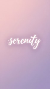 Эстетичные обои со словом «serenity» изящным белым курсивом на пастельном градиенте.