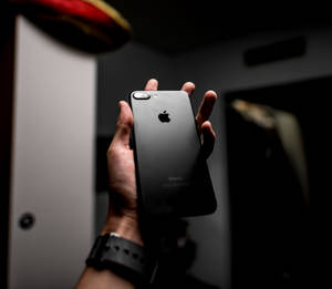 фотография черного iPhone 7 Plus с малой глубиной резкости