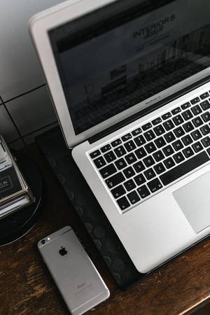 Стол с iPhone и серебристым MacBook — Xiaomi Pad 7 Ultra Обои
