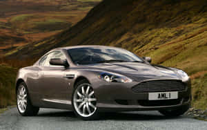 Стройный Aston Martin DB9 на открытой дороге — MacBook Pro 13 Обои