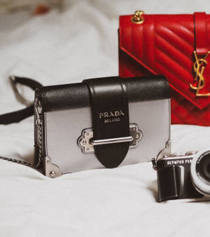 Сумки Prada и YSL — обои — Vivo X Fold3 Обои
