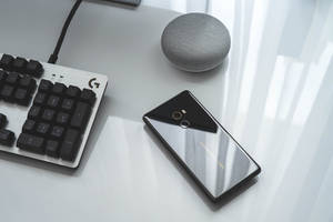 Телефон Xiaomi на столе — Xiaomi Обои