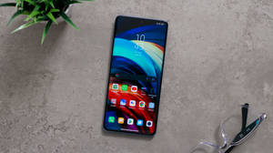 Телефон Xiaomi на бетонном полу — Xiaomi Обои