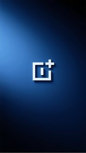 Минималистичный логотип OnePlus по центру на темно-синем градиенте.
