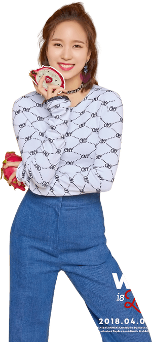 Участница Twice с жестом сердечко