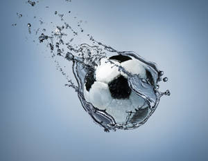 Футбольный мяч под водой, серые обои для рабочего стола.