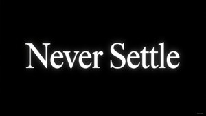 Цитата OnePlus «Never Settle» белым шрифтом с засечками на черном фоне. — OnePlus Обои