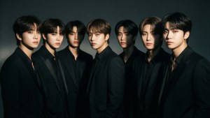 BTS в элегантных черных костюмах с драматическим нуарным освещением.