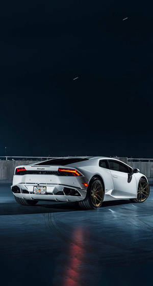 Эксклюзивный Lamborghini на парковке на крыше — идеальные обои для iPhone — Ламборгини Обои