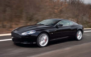 Элегантный Aston Martin DB9 на открытой дороге — MacBook Pro 13 Обои