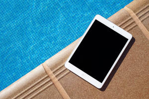 iPad Mini у бассейна