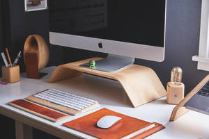 Эстетичная гармония - рабочее место Mac с кофейным акцентом