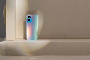 Яркий смартфон Oppo на фоне теней