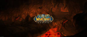 Ультраширокий заголовок World of Warcraft в центре огненной скалистой темницы.